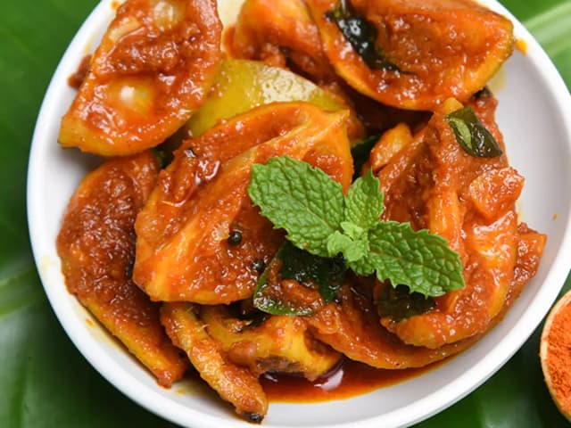 Lolu's Homemade Tasty & Spicy Kerala Style Lemon Pickle (നാരങ്ങ അച്ചാർ) - 250 g | Nadan Lemon Achar