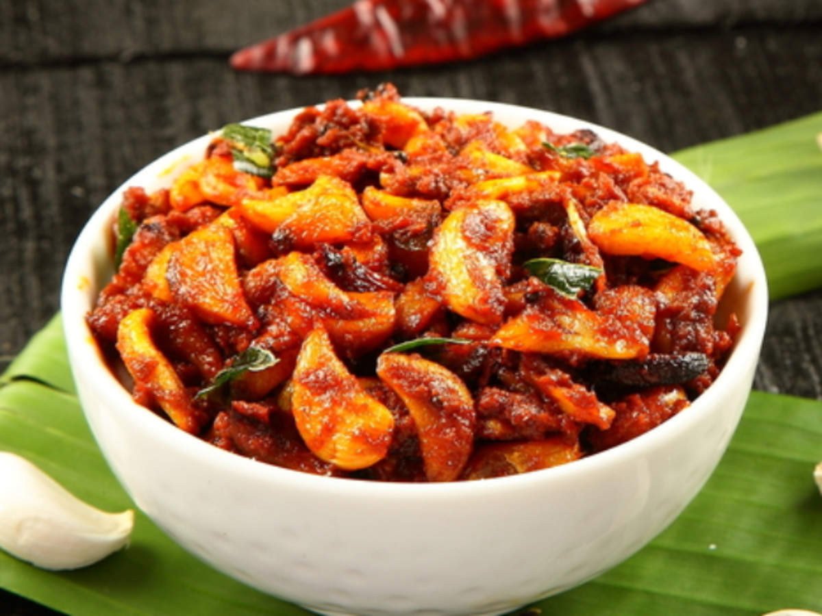 Swad of Kerala Natural Organic Authentic Handmade Garlic Pickle With Traditional Recipe 500 Gram | Lahsun Achar | Homemade Garlic Achar | Kerala Style Veluthulli Achar | Tangy And Spicy Achar