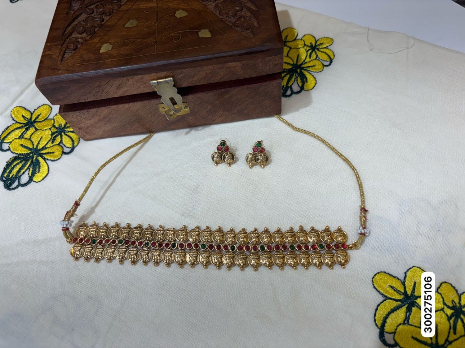 Flora's Elegant And Beautiful Chocker Set With Earrings