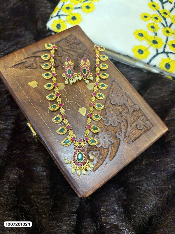 Flora's Beautiful And Traditional Palakka Neck Set With Earrings
