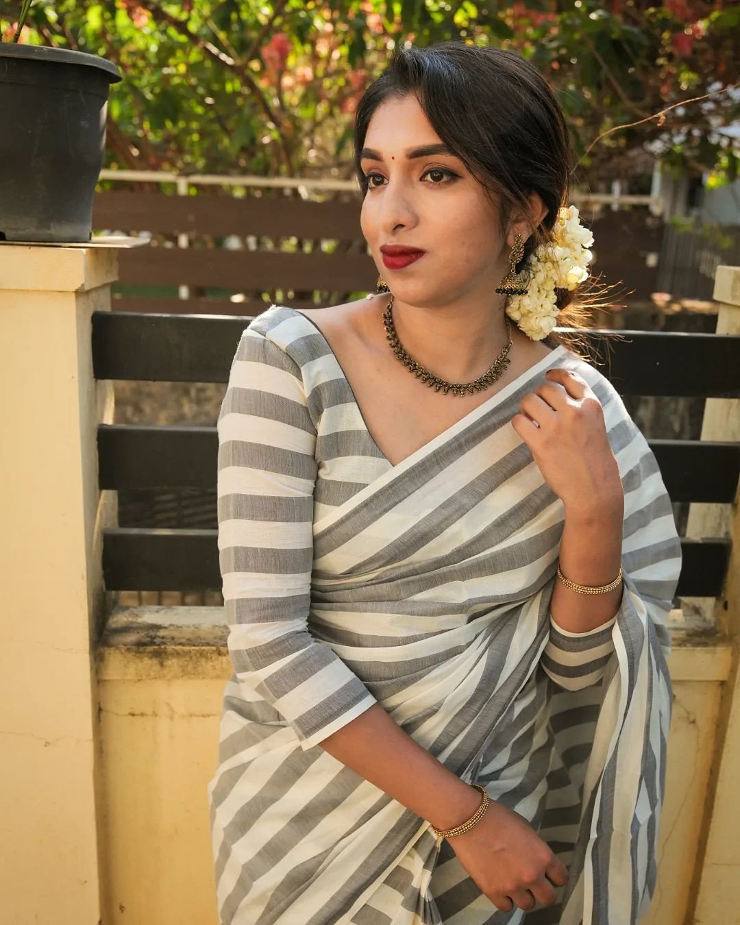Sai Ram Textiles Kuthampully Pure Cotton Premium Quality Fancy Lines saree with tassels - White & Ash Colour